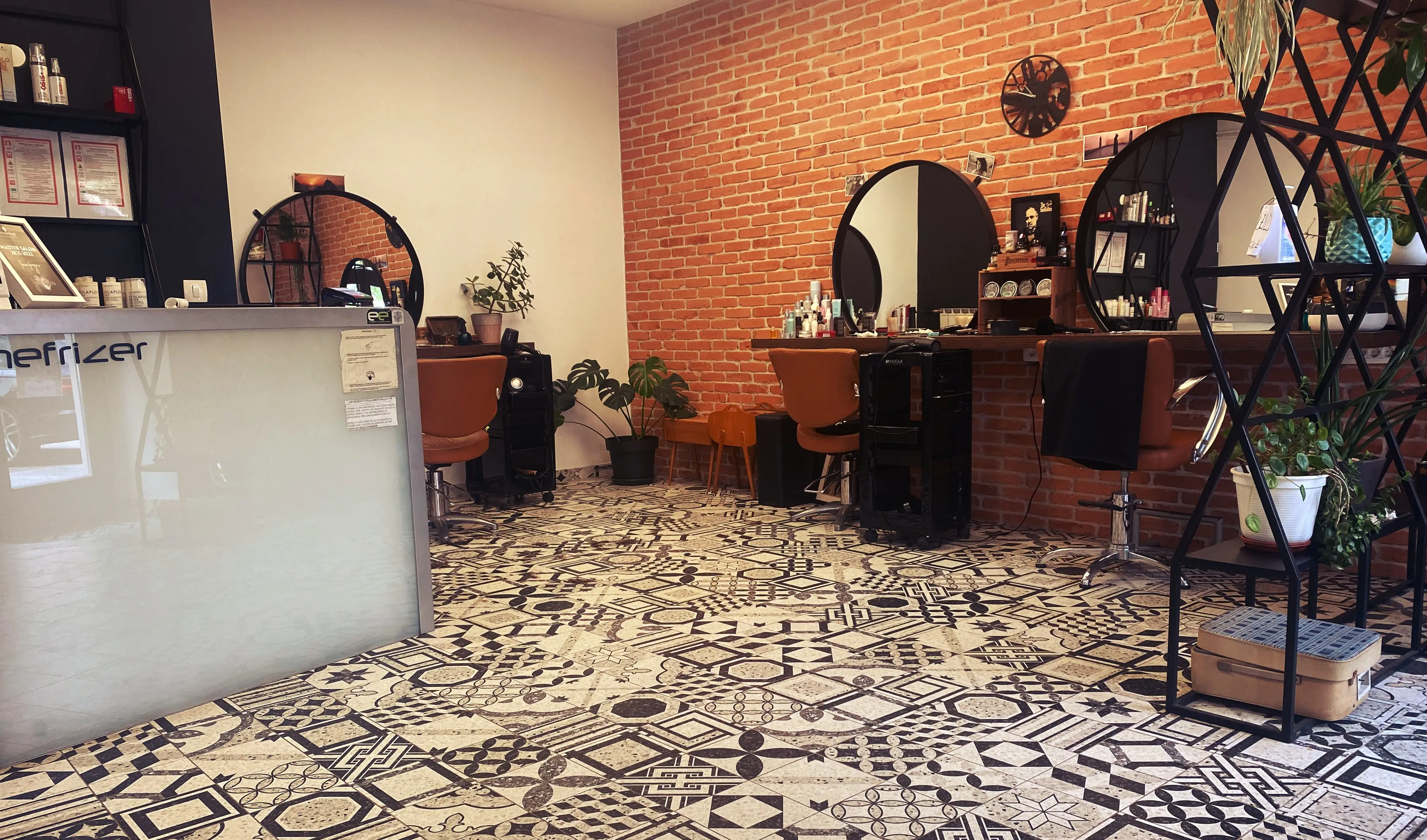 tinefrize salon inside